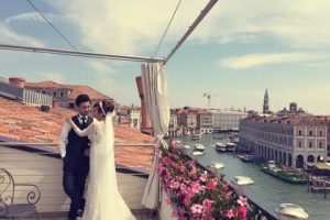 BRIDE+&+GROOM+AT+BALCONY-480w