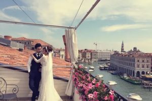 BRIDE+&+GROOM+AT+BALCONY-480w